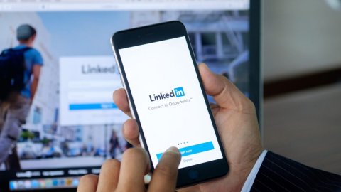 LinkedIn crea botón para denunciar publicaciones generadas con IA