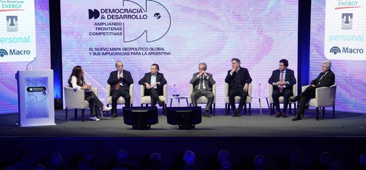 Clarín realiza una nueva edición de Democracia y Desarrollo