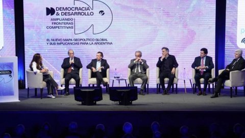 Clarín realiza una nueva edición de Democracia y Desarrollo