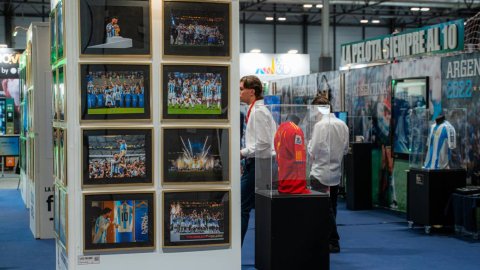 Fútbol +Arte presenta "Argentina × España: El legado del 10" en Barcelona