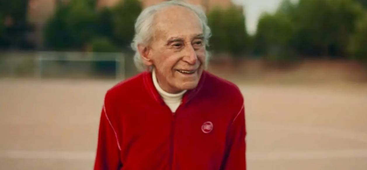 Padre firma la nueva campaña de La Quiniela de España por sus 80 años