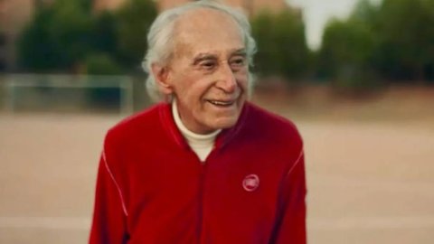 Padre firma la nueva campaña de La Quiniela de España por sus 80 años