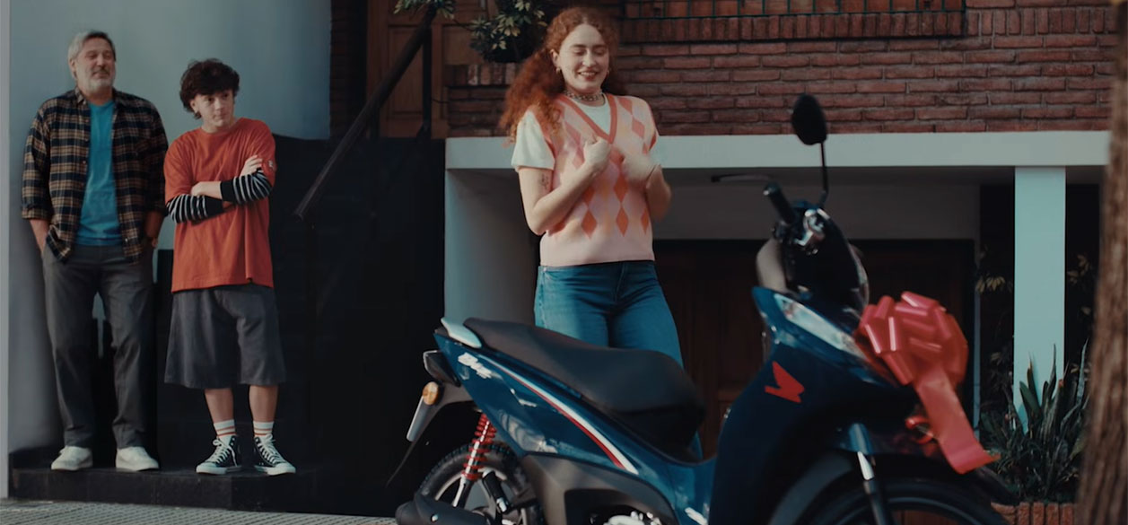 La Honda Biz vuelve al mercado nacional de la mano de Almacén con su campaña: “Todo el mundo pide Biz”