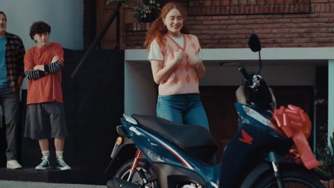 La Honda Biz vuelve al mercado nacional de la mano de Almacén con su campaña: “Todo el mundo pide Biz”