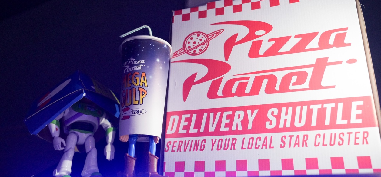 Toy Story 5 llegó a Disney+ y Kalis Pizza transforma su local en la icónica Pizza Planeta