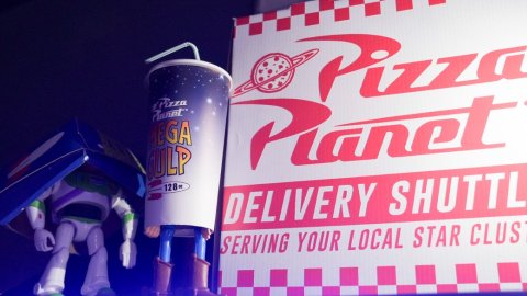 Toy Story 5 llegó a Disney+ y Kalis Pizza transforma su local en la icónica Pizza Planeta