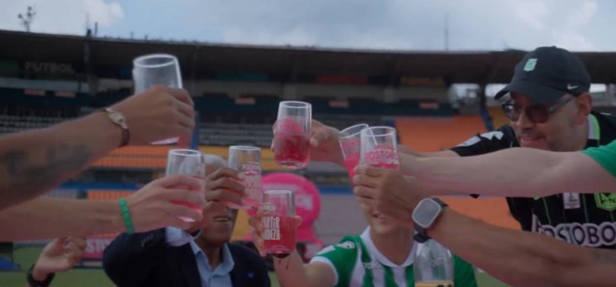 Dirty Kitchen y Manzana Postobón celebran los 10 años de la gloria de Atlético Nacional con una campaña que une contenido y producto