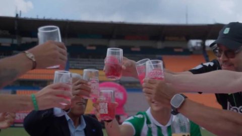Dirty Kitchen y Manzana Postobón celebran los 10 años de la gloria de Atlético Nacional con una campaña que une contenido y producto