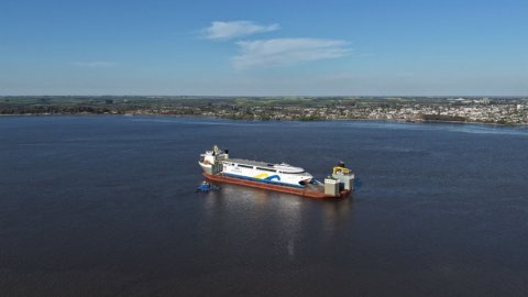 Uruguay recibe al China Zorrilla: el ferry 100% eléctrico más grande del mundo ya está en el Río de la Plata