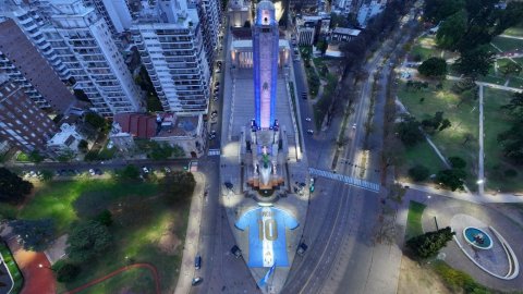 Gracias 10": adidas desplegó junto a newcycle una camiseta gigante para Messi en Rosario