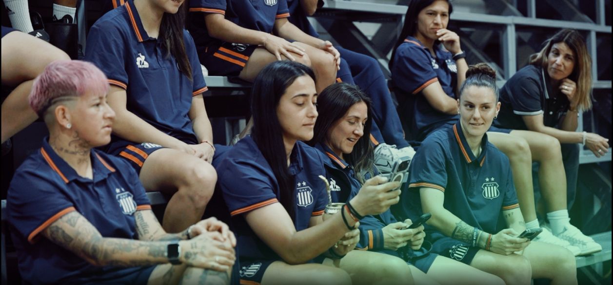 Charlas de bplay a jóvenes deportistas sobre identidad digital y uso responsable de redes sociales