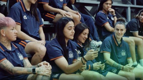 Charlas de bplay a jóvenes deportistas sobre identidad digital y uso responsable de redes sociales