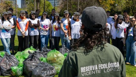 NESTLÉ impulsó una jornada de limpieza de costas en Vicente López para concientizar sobre el cuidado del ambiente